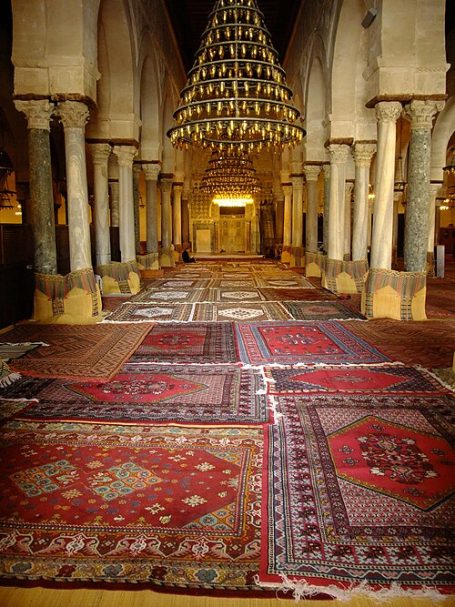 Gebetsraum der Großen Moschee von Qairawān, Tunesien, 2009 © Alexander Hoernigk (via Wikimedia Commons) Gebetsraum der Großen Moschee von Qairawān, Tunesien, 2009 © Alexander Hoernigk (via Wikimedia Commons)