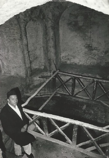 Gemeindevorsteher von Herat zeigt Ritualbad (mikve) Mullah Garji, or Mullah Ashur Synagogue, in 1973 - Courtesy: Werner Herberg ©Museo-on Gemeindevorsteher von Herat zeigt Ritualbad (mikve) Mullah Garji, or Mullah Ashur Synagogue, in 1973 - Courtesy: Werner Herberg ©Museo-on