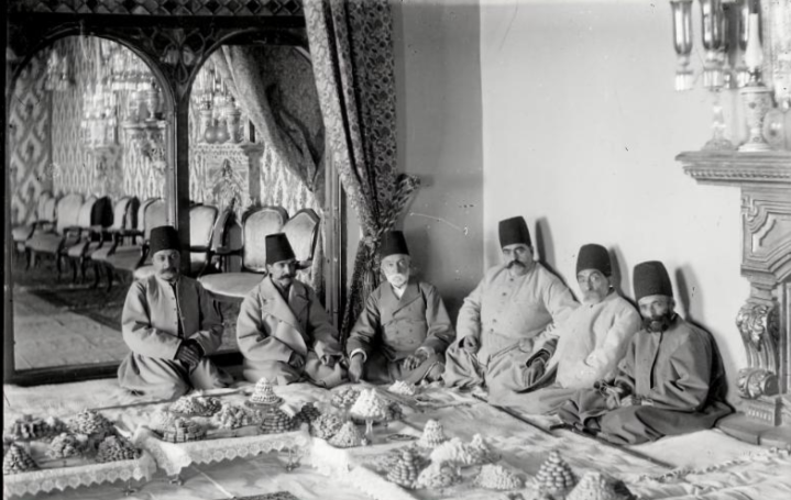 Royal Banquet with Nasir Al-Din Shah's Brother, Abbas Mirza - Foto: Sevruguin, Antoin, 1880-1897 Royal Banquet with Nasir Al-Din Shah's Brother, Abbas Mirza - Foto:
Sevruguin, Antoin, 1880-1897