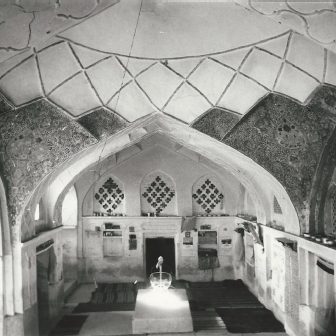 The Mullah Yoav Synagogue, Herat used as a living room in 1973 - Foto: Werner Herberg, 1973 - ©Museo-on The Mullah Yoav Synagogue, Herat used as a living room in 1973 - Foto: Werner Herberg, 1973 - ©Museo-on
