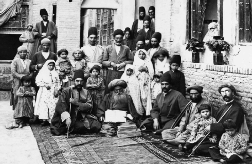 Der jüdische Arzt Hakim Nur-Mahmud in seinem Haus mit Familie, Patiente, Studenten und Diener - Foto: Antoin Sevruguin, Teheran, ca. 1880 Der jüdische Arzt Hakim Nur-Mahmud in seinem Haus mit Familie, Patiente, Studenten und Diener - Foto: Antoin Sevruguin, Teheran, ca. 1880