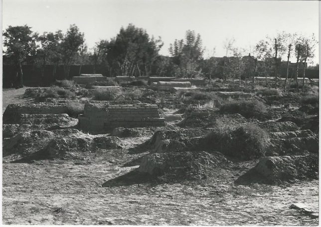 Abb. 3 :Bereits  zerfallene aus Lehmziegeln errichtete Gräber älteren Datums, Jüdischer Friedhof Herat - Foto: W. Herberg, 1973 - © Museo-on