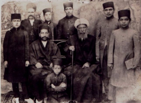 Der jüdsche Arzt Hakim Nasir mit Familie Jahre nach seiner Konversion zum Islam (spätes 19. Jh.) - Courtesy: Nina Harouni Springer Der jüdsche Arzt Hakim Nasir mit Familie Jahre nach seiner Konversion zum Islam (spätes 19. Jh.) - Courtesy: Nina Harouni Springer