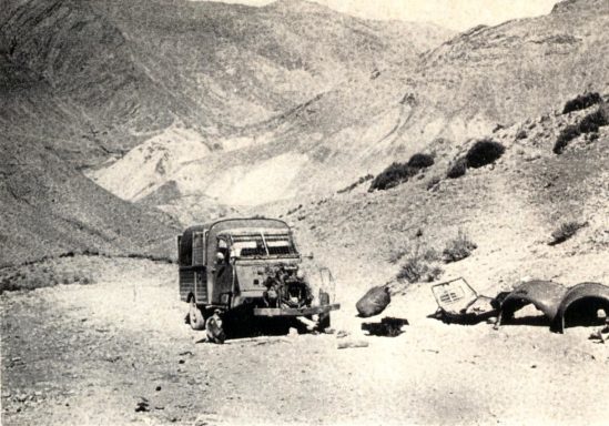Das Fahrzeug vom Team Werner Herbergs, Forschungsreise nach Afghanistan - Quelle: schwar-weiss Fotografie von W. Herberg,1970 - ©Museo-on Das Fahrzeug vom Team Werner Herbergs, Forschungsreise nach Afghanistan - Quelle: schwar-weiss Fotografie von W. Herberg,1970 - ©Museo-on
