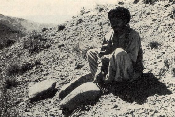 Der Einheimische Abdul Halek mit der Ischrift "Afghanistan 10" -Quelle: Digitalisat von Werner Herberg, Jam 1970 - ©Museo-on Der Einheimische Abdul Halek mit der Ischrift "Afghanistan 10" -Quelle: Digitalisat von Werner Herberg, Jam 1970 - ©Museo-on