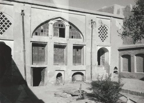 Die Mullah-Garji- oder Mullah-Ashur-Synagoge im Jahr 1973 (heute größtenteils eine Ruine); Außenansicht mit Eingang und Innenhof – Mit freundlicher Genehmigung von Werner Herberg, 1973 - ©Museo-on Die Mullah-Garji- oder Mullah-Ashur-Synagoge - Foto Werner Herberg, 1973 - ©Museo-on