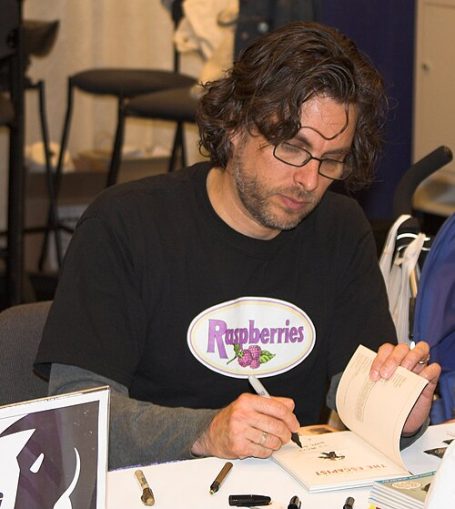 Michael Chabon at a book signing at WonderCon- Foto: 	Charlie Reiman 2006 - Creative Commons Attribution-Share Alike 2.0 Generic license