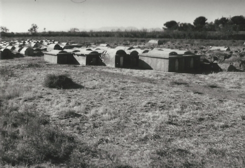 Jüngere Gräber (im Vordergrund)m ältere Gräber (dahinter gelegen) und die Geniza (im Hintergrund) - Foto: W. Herberg (1973) - ©Museo-on Jüngere Gräber (im Vordergrund)m ältere Gräber (dahinter gelegen) und die Geniza (im Hintergrund) - Foto: W. Herberg (1973) - ©Museo-on