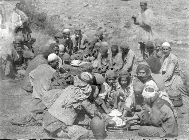 Group of Migrants - Foto: Sevruguin, Antoin, 1880-1928 Group of Migrants - Foto:
Sevruguin, Antoin, 1880-1928