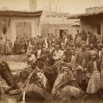 Teherans jüdisches Viertel, bekannt als Sar-e cal (was „auf der Grube“ bedeutet, wegen der Müllgrube, die sich in seiner Mitte befand) (Foto von Antoin Sevruguin, Teheran, ca. 1880–1900) Teherans jüdisches Viertel, bekannt als Sar-e cal („auf der Grube“) - Foto von Antoin Sevruguin, Teheran, ca. 1880–1900)