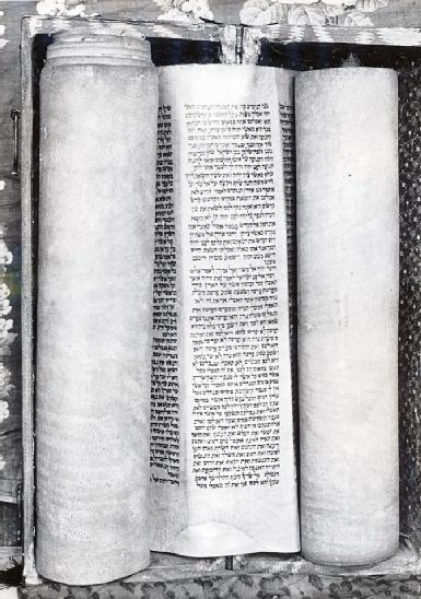 Tora Scroll von der  the Mullah Samuel Synagogue (ca. 1845-50) - Courtesy Werner Herberg,1973 - ©Museo-on