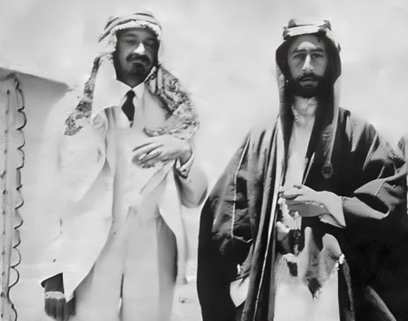Chaim Weizmann (links) und Emir Faisal am 4. Juni 1918 im Süden des osmanischen Syrien Emir Feisal I (right) - Unknown author Chaim Weizmann (links) und Emir Faisal am 4. Juni 1918 im Süden des osmanischen Syrien Emir Feisal I (right) - Unknown author