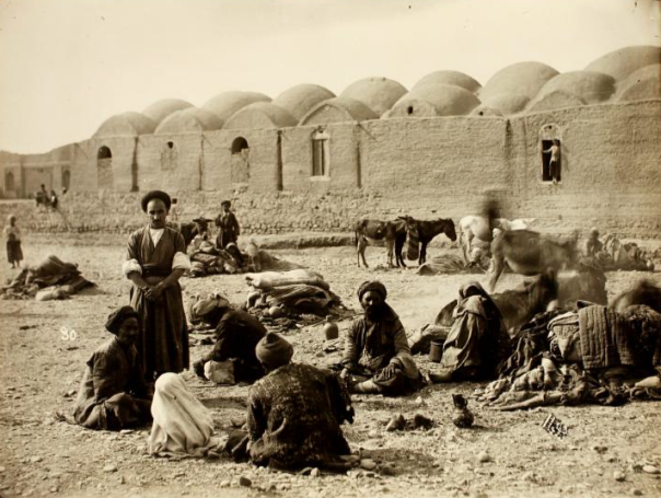 People and Animals outside a Caravansarai - Foto: Sevruguin, Antoin, 1870s-1928 People and Animals outside a Caravansarai - Foto:
Sevruguin, Antoin, 1870s-1928