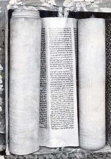 Thora-Rolle aus der Mullah-Samuel-Synagoge (ca. 1845–50), heute Hariva-Schule, Herat, Afghanistan – Mit freundlicher Genehmigung von Werner Herberg, 1973 - ©Museo-on Thora-Rolle aus der Mullah-Samuel-Synagoge (ca. 1845–50), heute Hariva-Schule, Herat, Afghanistan – ©Museo-on