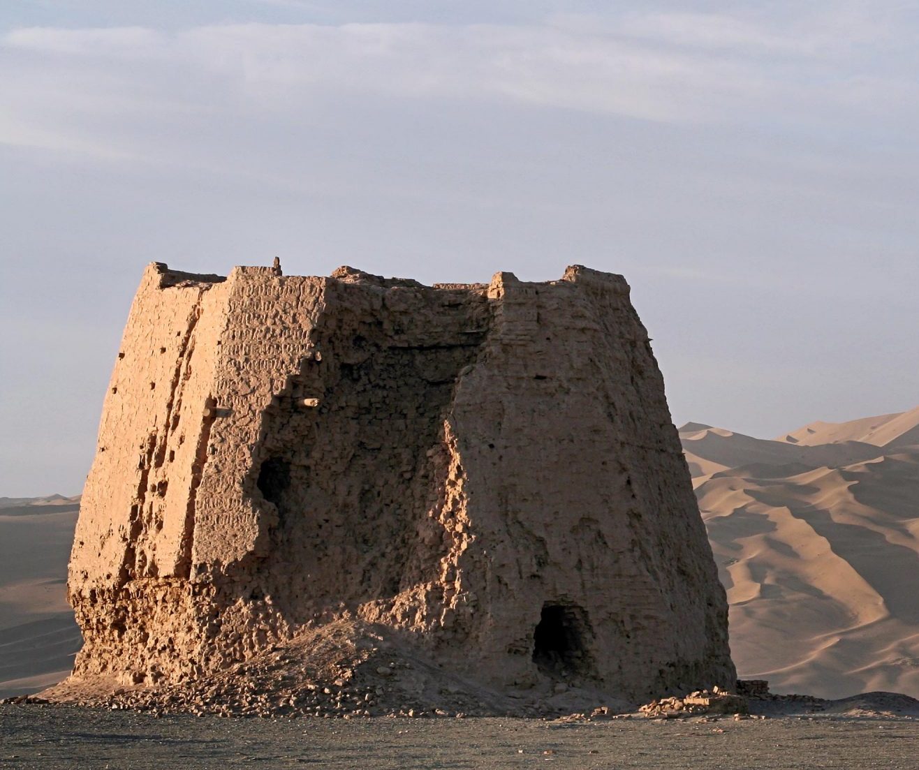 Abb.3 “Summer Vacation 2007, 263, Watchtower In the Morning Light, Dunhuang, Gansu Province” by The Real Bear is licensed under CC BY 2.0. 
