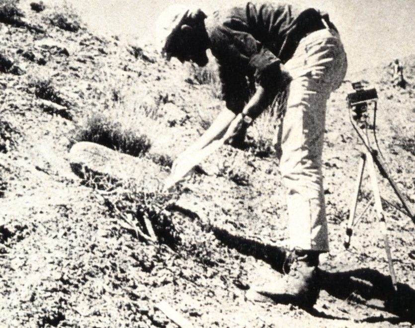 Werner Herberg bei der Dokumentation der Grabinschriften des jüdischen Friedhofes auf dem Kuh- i Kushkak, Fundstelle 1970 - ©Museo-on Werner Herberg bei der Dokumentation der Grabinschriften des jüdischen Friedhofes auf dem Kuh- i Kushkak, Fundstelle 1970 - ©Museo-on