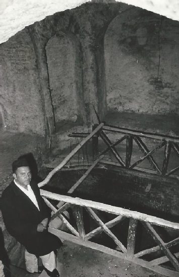 Der Gemeindevorsteher der jüdischen Gemeine von Herat 1973 vor der Mikwe (Ritualbad) - Foto: W. Herberg - ©Museo-on Der Gemeindevorsteher der jüdischen Gemeine von Herat 1973 vor der Mikwe (Ritualbad) - Foto: W. Herberg - ©Museo-on