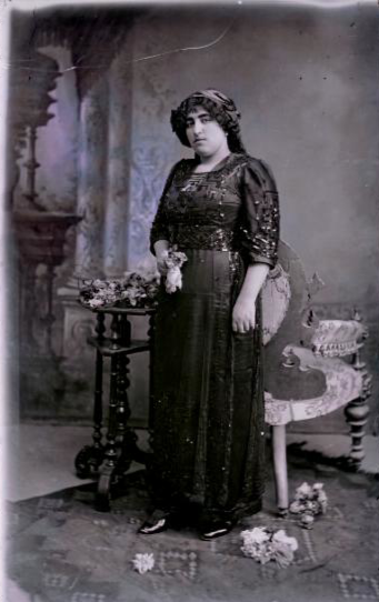 Studio Portrait: Woman in European Dress - Foto: Sevruguin, Antoin, 1880-1930 Studio Portrait: Woman in European Dress - Foto: Sevruguin, Antoin, 1880-1930