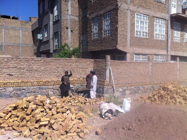 Abb. 12 Lokale  Handwerker u. Bauarbeiter beim Bau der neuen Mauer, jüdischer Friedhof in Herat, 2015 ff - Foto: Saraj Sarajuddin - © SJ