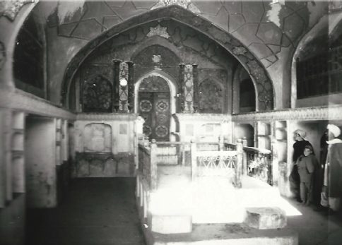 Die Mullah-Garji- oder Mullah-Ashur-Synagoge im Jahr 1973 (heute größtenteils eine Ruine); Innenansicht mit der reich bemalten Westwand und dem Aron ha-Qodesh (Schrein) an der Westwand – Mit freundlicher Genehmigung von Werner Herberg, 1973 - ©Museo-on Die Mullah-Garji- oder Mullah-Ashur-Synagoge im Jahr 1973 - Fcourtesy: W. Herberg - ©Museo-on